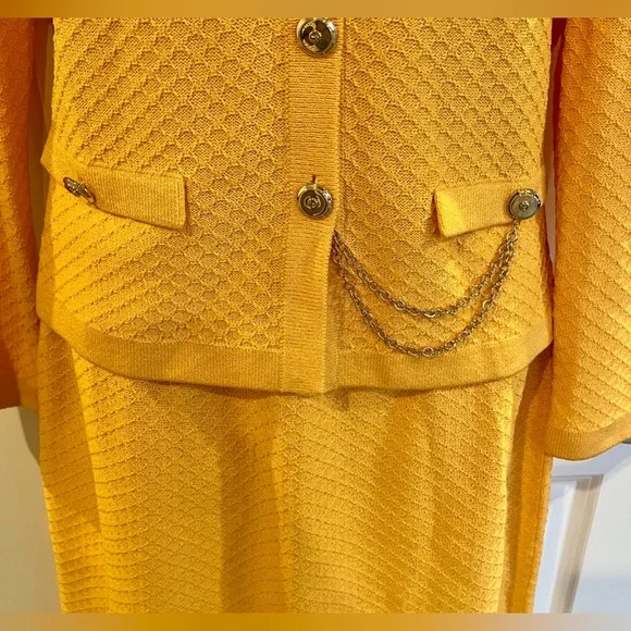 St. John Tangerine Textured Knit, Mandarin Collar, Chain Detail Suit, Size 6 - Picture 3 of 5